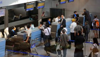 Cách xử lý khi bị trễ chuyến bay - Đặt vé máy bay